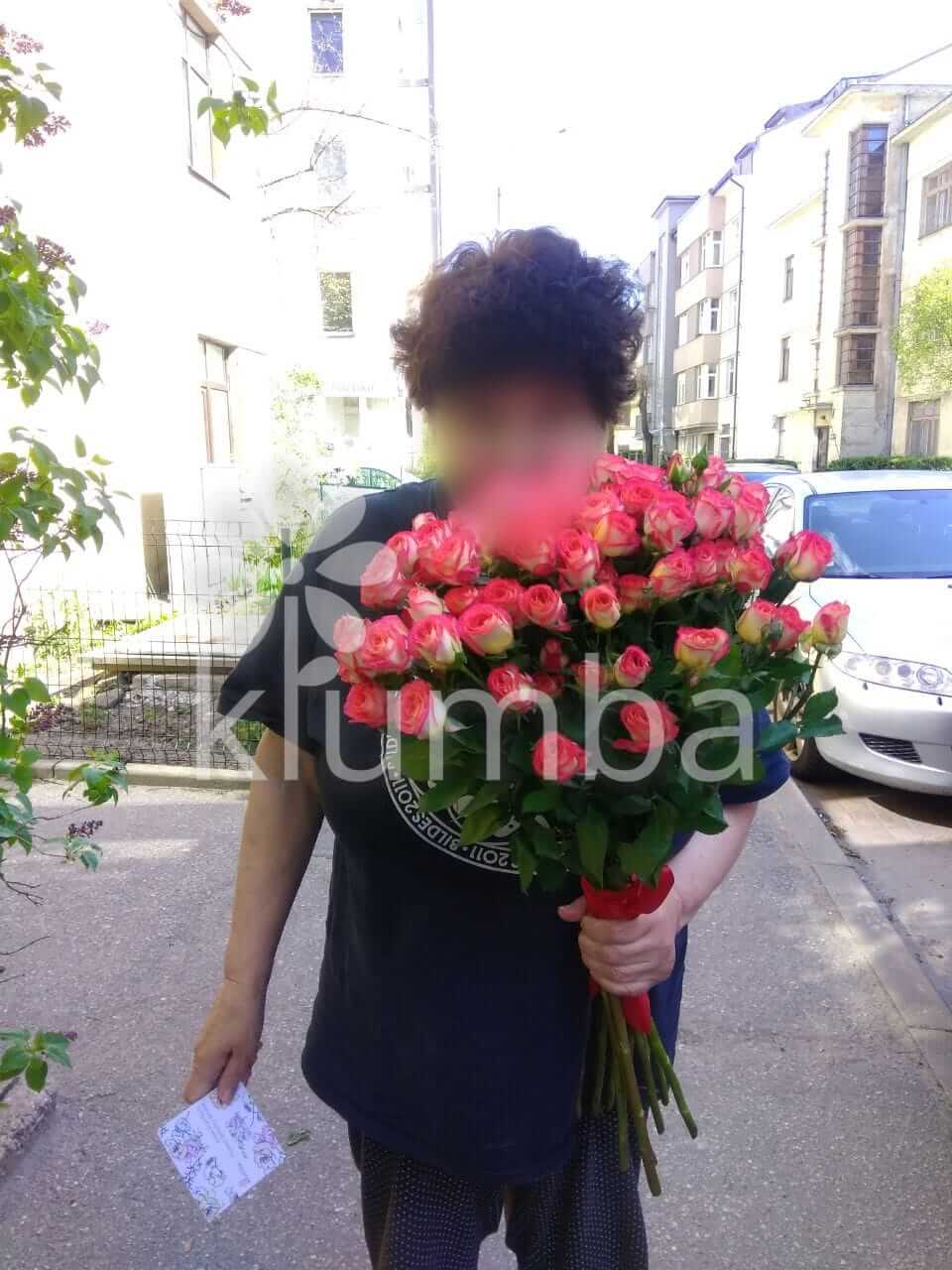 Deliver flowers to Rīga (white rosescream roses)