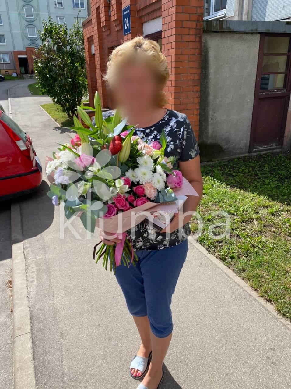 Deliver flowers to Rīga (gum treelimoniumpink rosesliliescloveschrysanthemumslilies of the incaspistaciashrub roses)