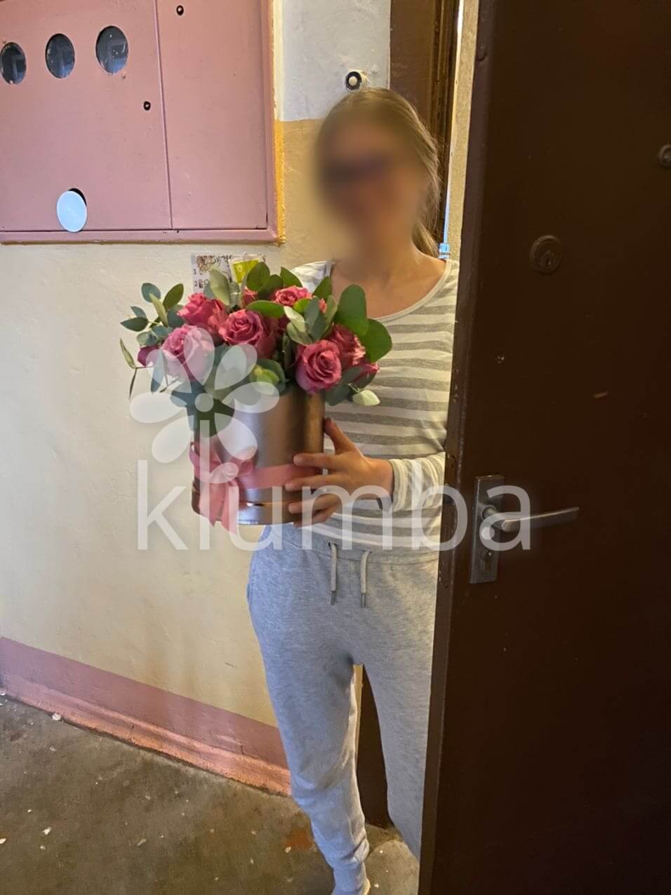 Доставка цветов в город Рига (стильная коробкаэвкалиптрозовые розы)
