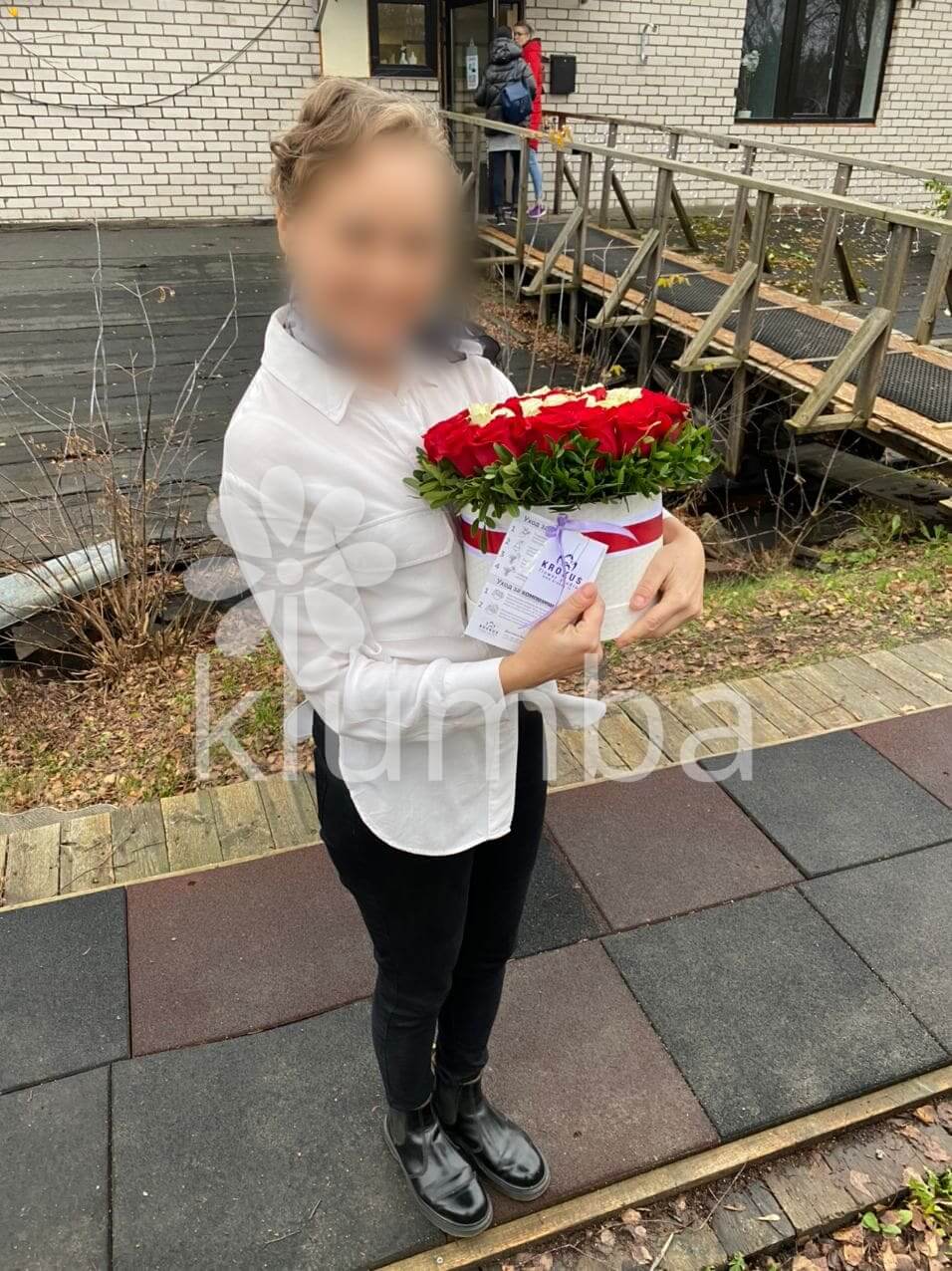 Доставка цветов в город Рига (стильная коробкабелые розыкрасные розы)