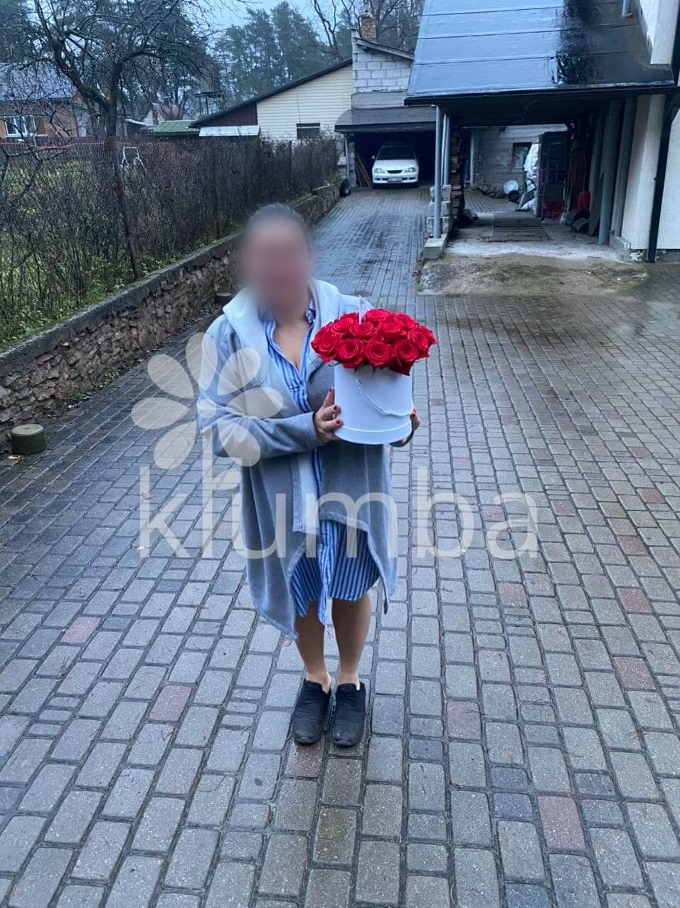 Доставка цветов в город Рига (коробкакрасные розы)