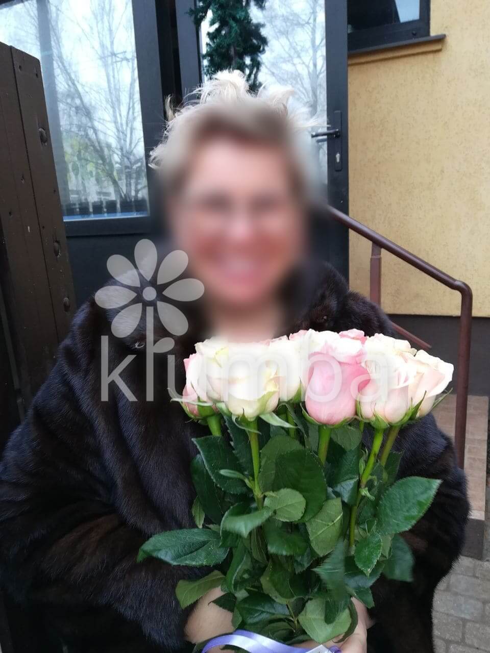 Deliver flowers to Rīga (white rosescream roses)