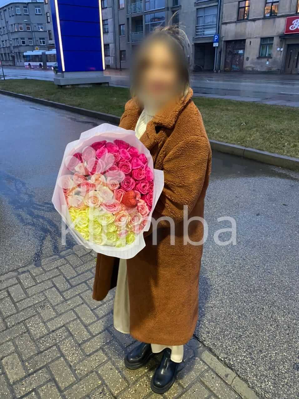 Ziedu piegāde Latvia Rīga (baltas rozesrozā rozes)