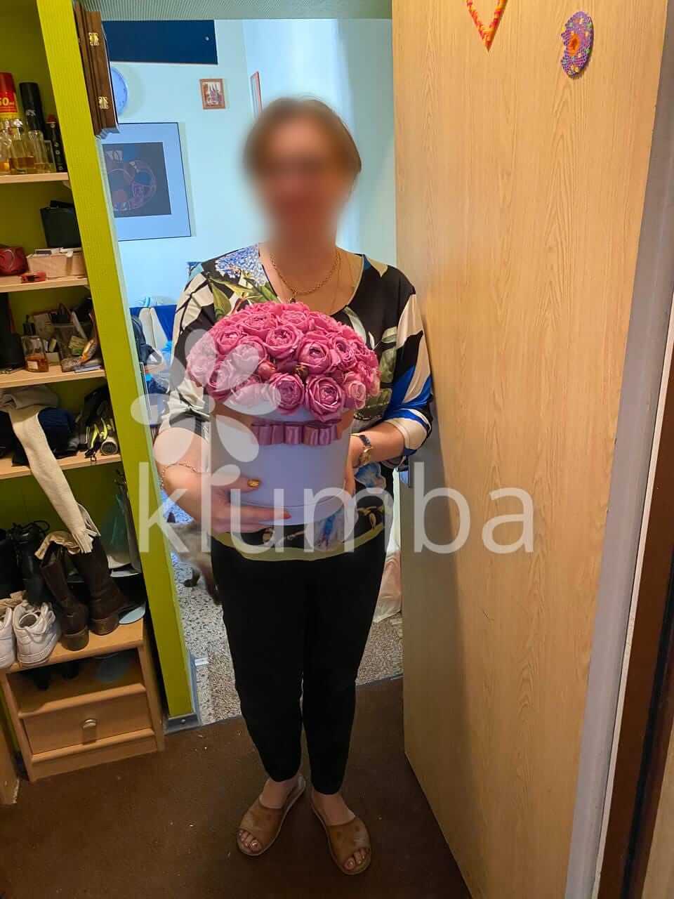 Ziedu piegāde Latvia Rīga (stilīga kastītevioletas rozes)
