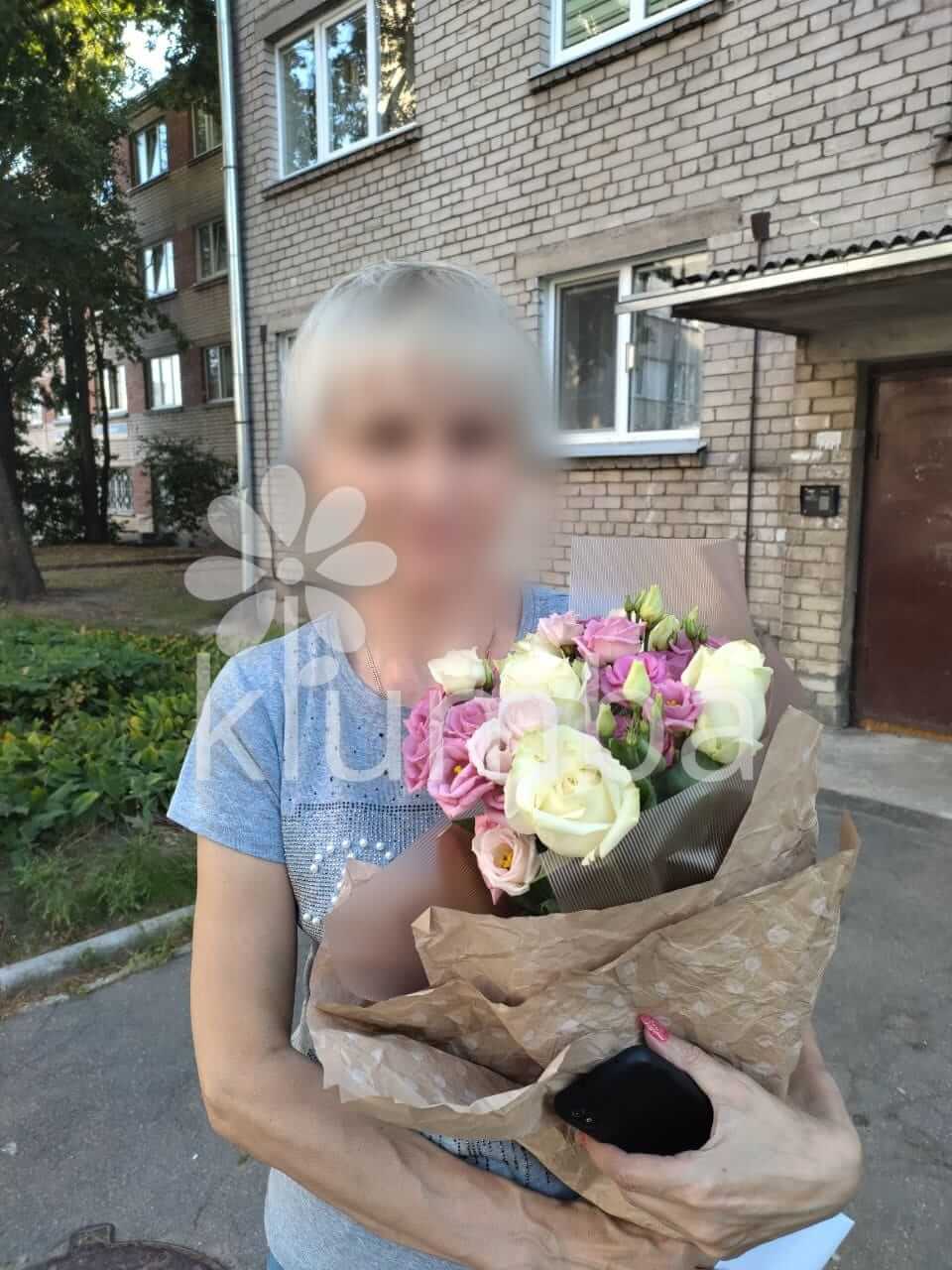 Deliver flowers to  ()